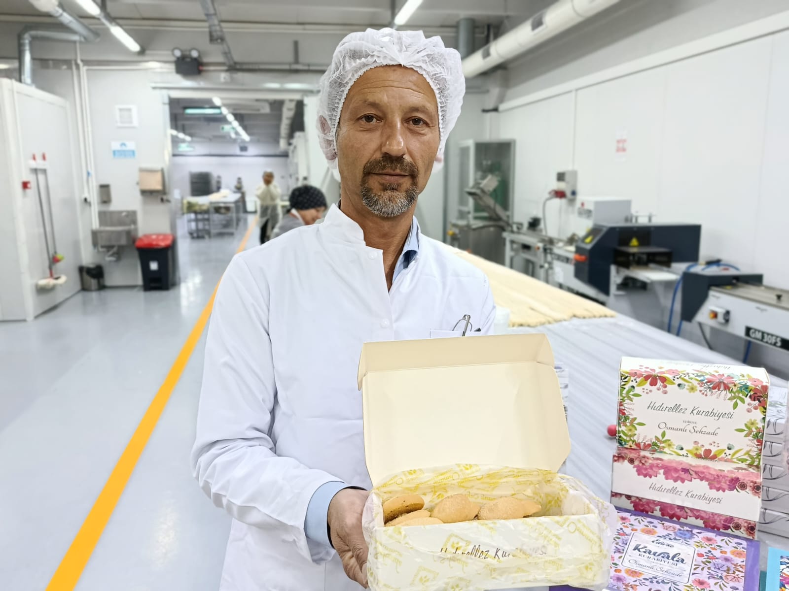 Edirne’nin köklü lezzet duraklarından Osmanlı Şehzade, baharın müjdeleyicisi Kakava ve Hıdırellez şenlikleri öncesinde geleneksel ritüelini bozmadı. Yılın sadece bu dönemine özel olarak fırından çıkan meşhur 'Hıdırellez Kurabiyesi', rengarenk ambalajlarıyla tezgahları süslemeye başladı.